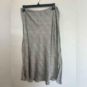 Cheetah print midi length skirt. Brand: Sienna Sky, size, L